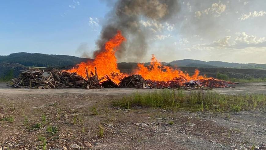 2 Brandeinsätze durch Sonnwendfeuer